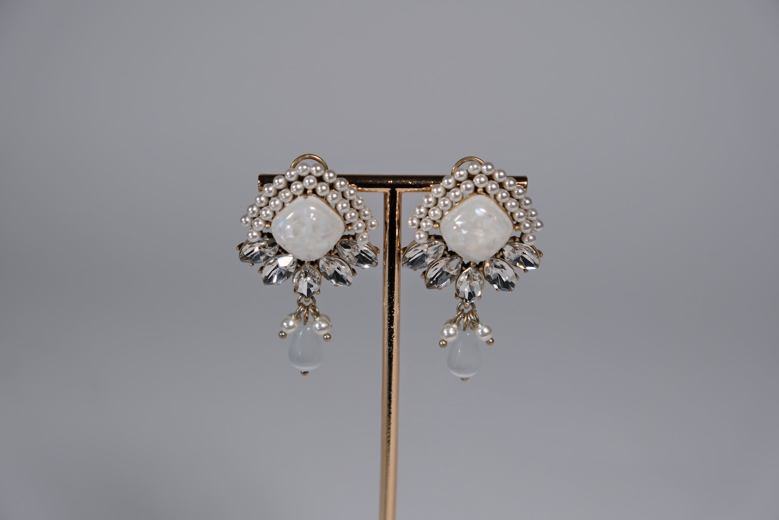 Pearl and rhinestone earrings product photo, front view – Ceroundmi