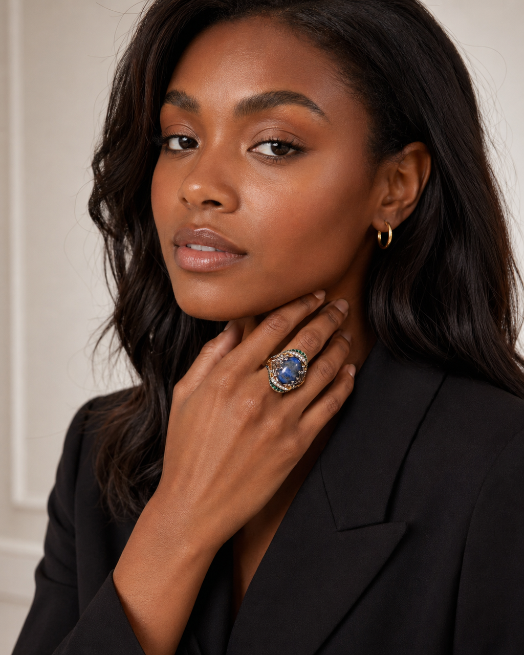 Deep blue cocktail ring, lifestyle shot on neutral background – Ceroundmi
