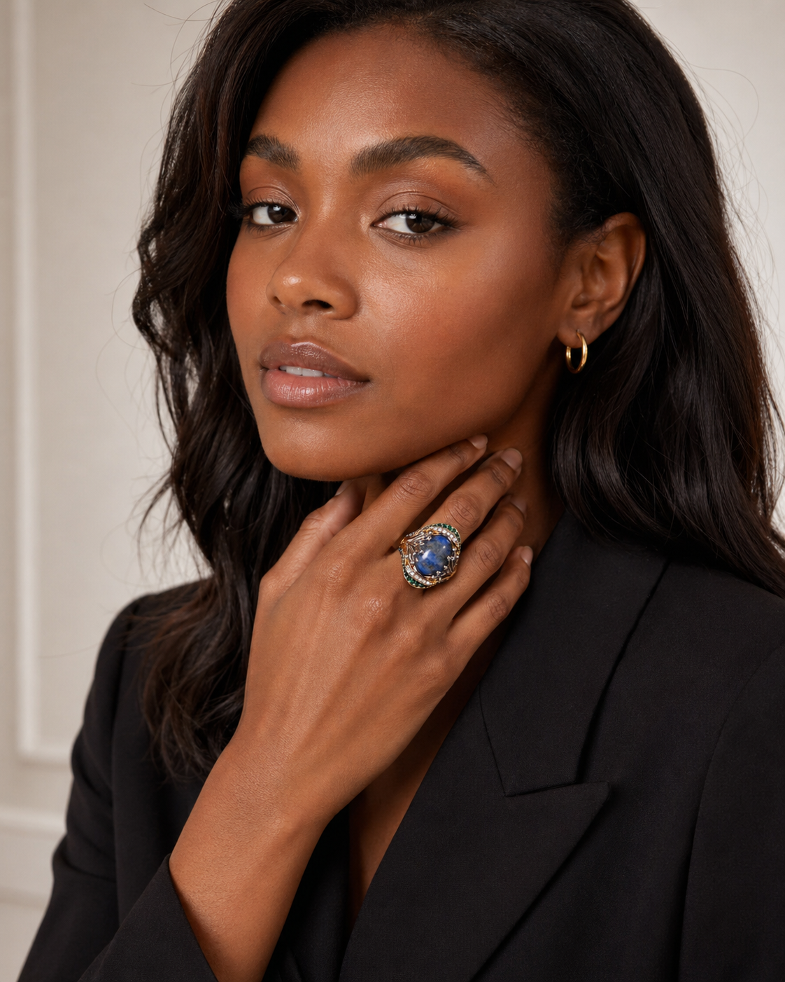 Deep blue cocktail ring, lifestyle shot on neutral background – Ceroundmi