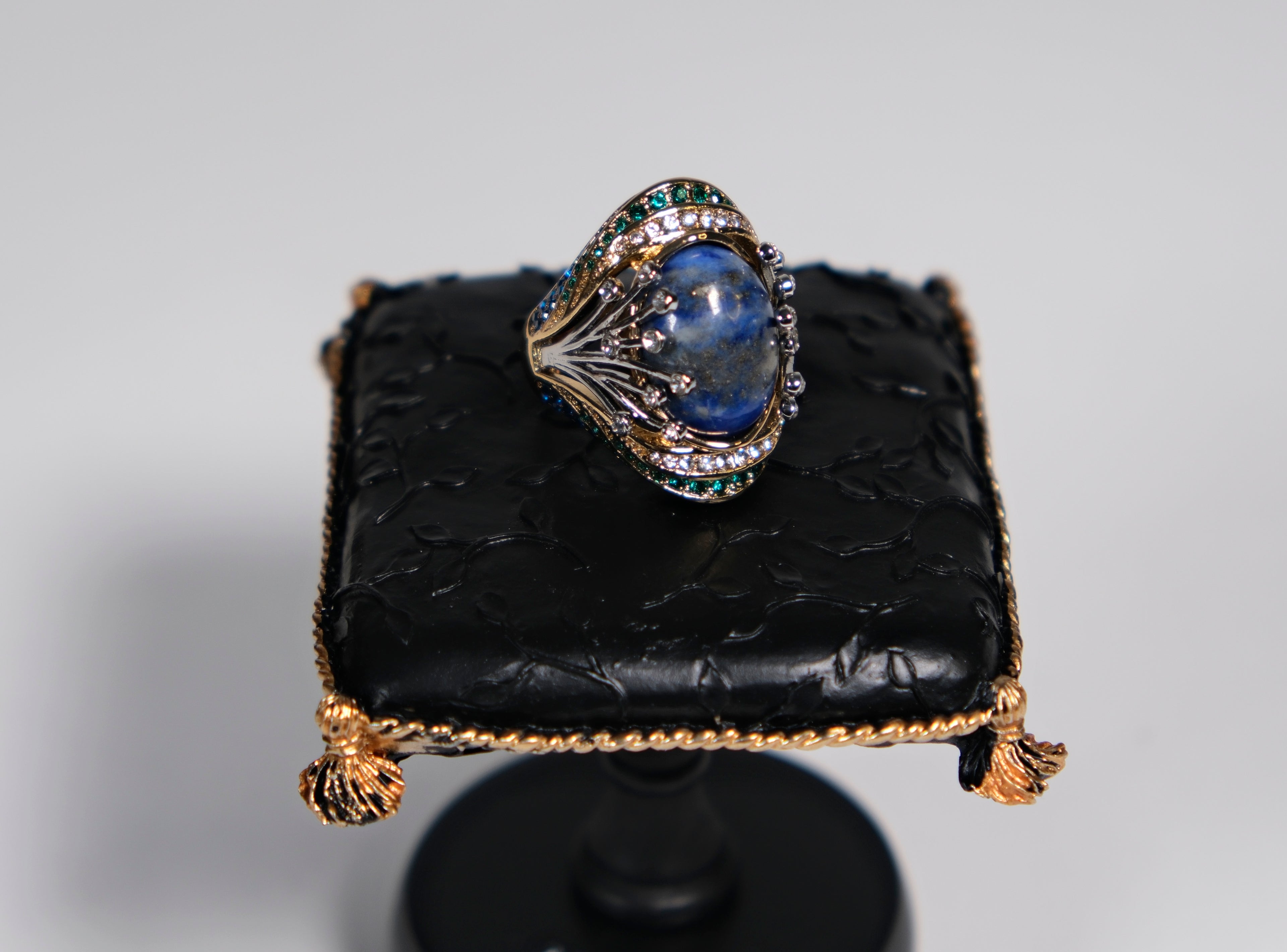 Midnight blue cocktail ring, front view showing deep blue centre stone – Ceroundmi