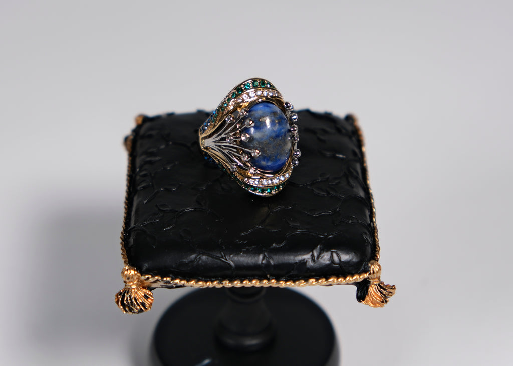 Vintage-inspired cocktail ring with midnight blue stone, close-up detail – Ceroundmi