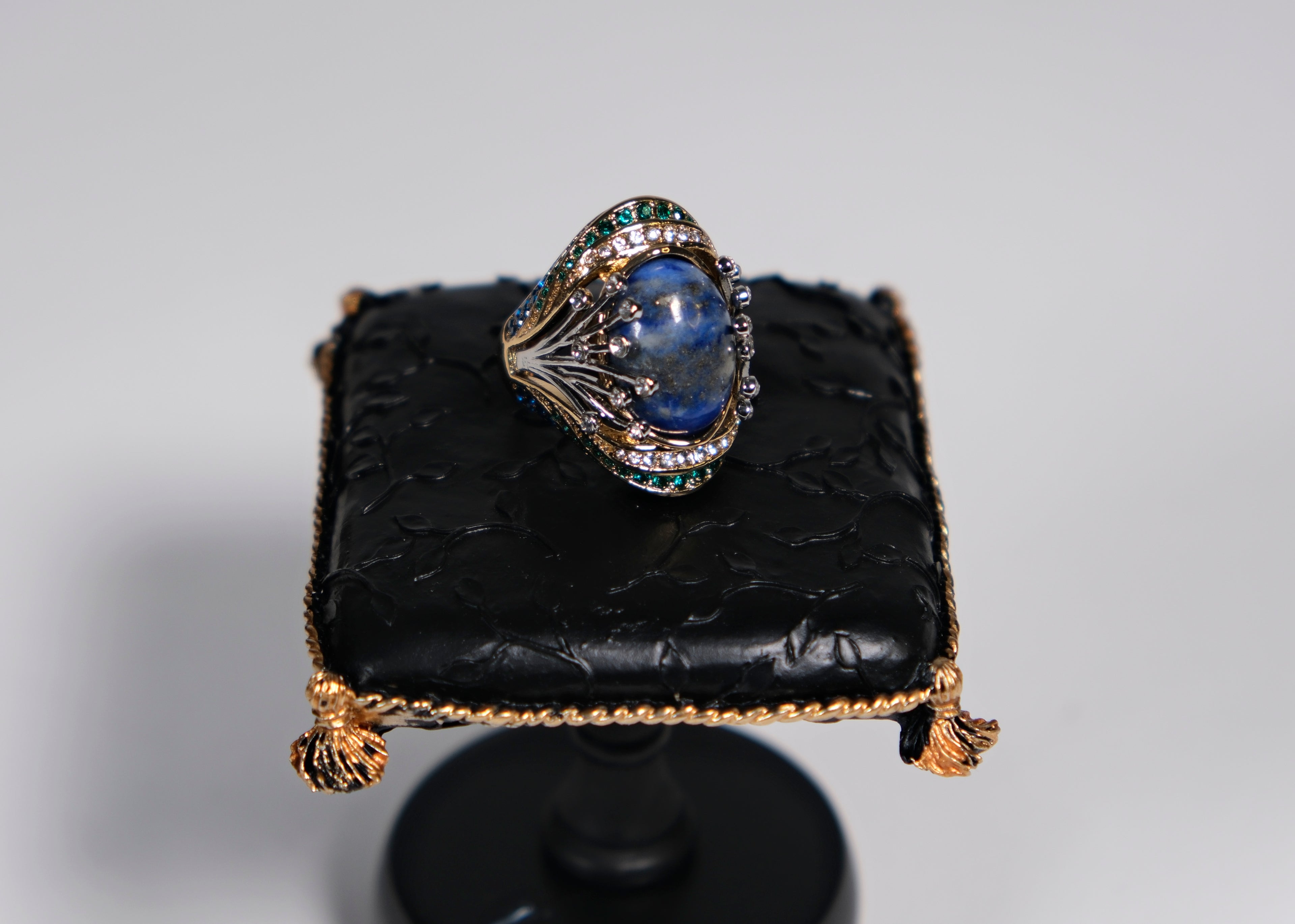 Vintage-inspired cocktail ring with midnight blue stone, close-up detail – Ceroundmi