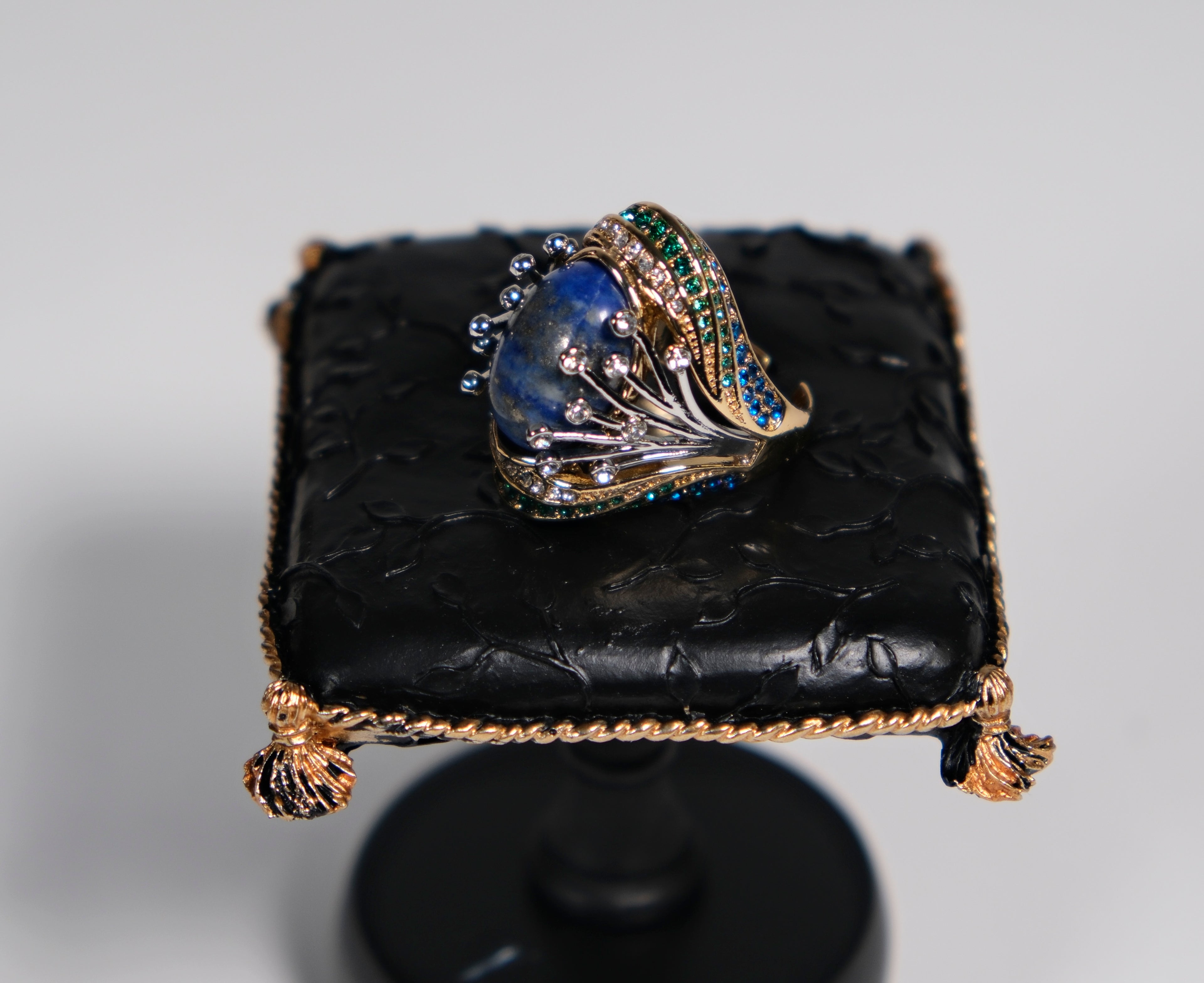 Midnight blue cocktail ring product render, front view – Ceroundmi