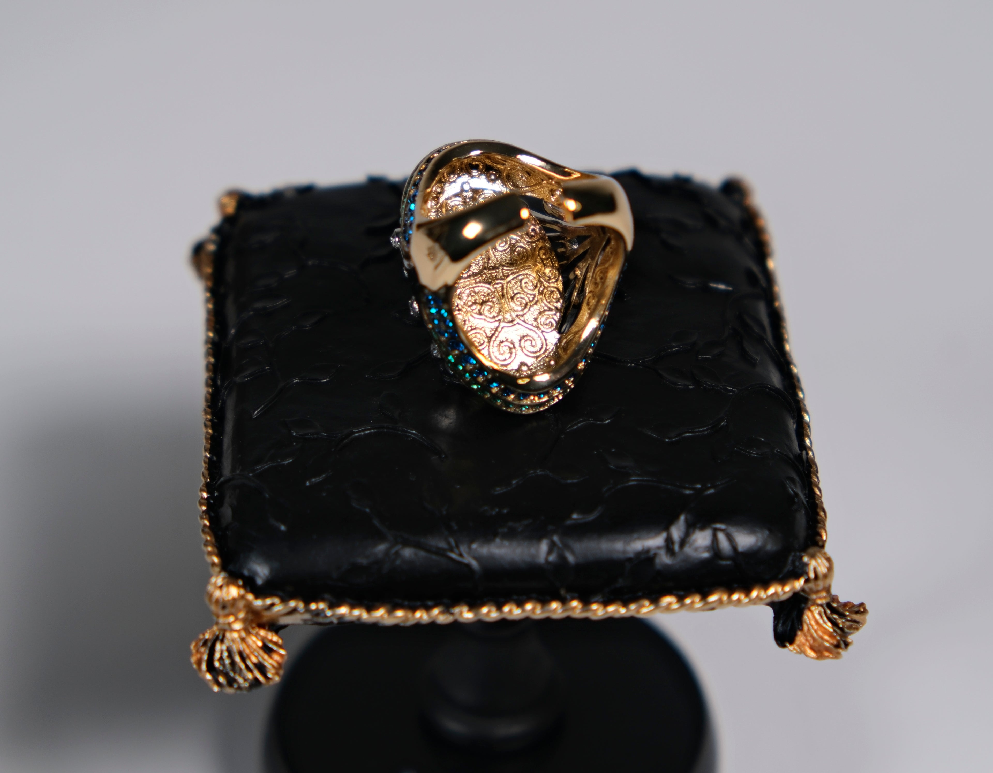 Midnight blue ring render detail showing sculptural gold setting – Ceroundmi