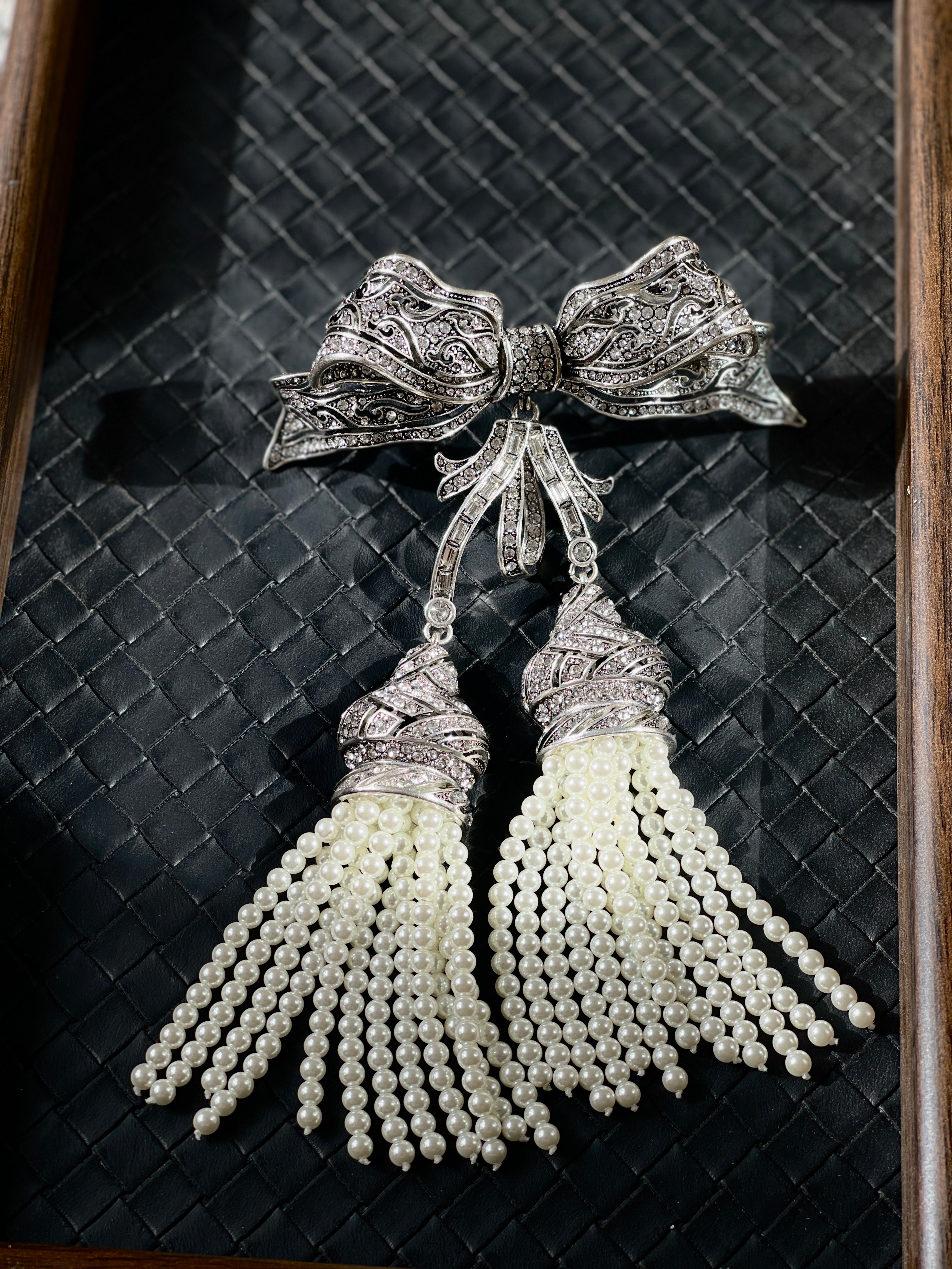 Crystal bow pearl tassel brooch, front view showing rhinestone bow and pearl drops – Ceroundmi