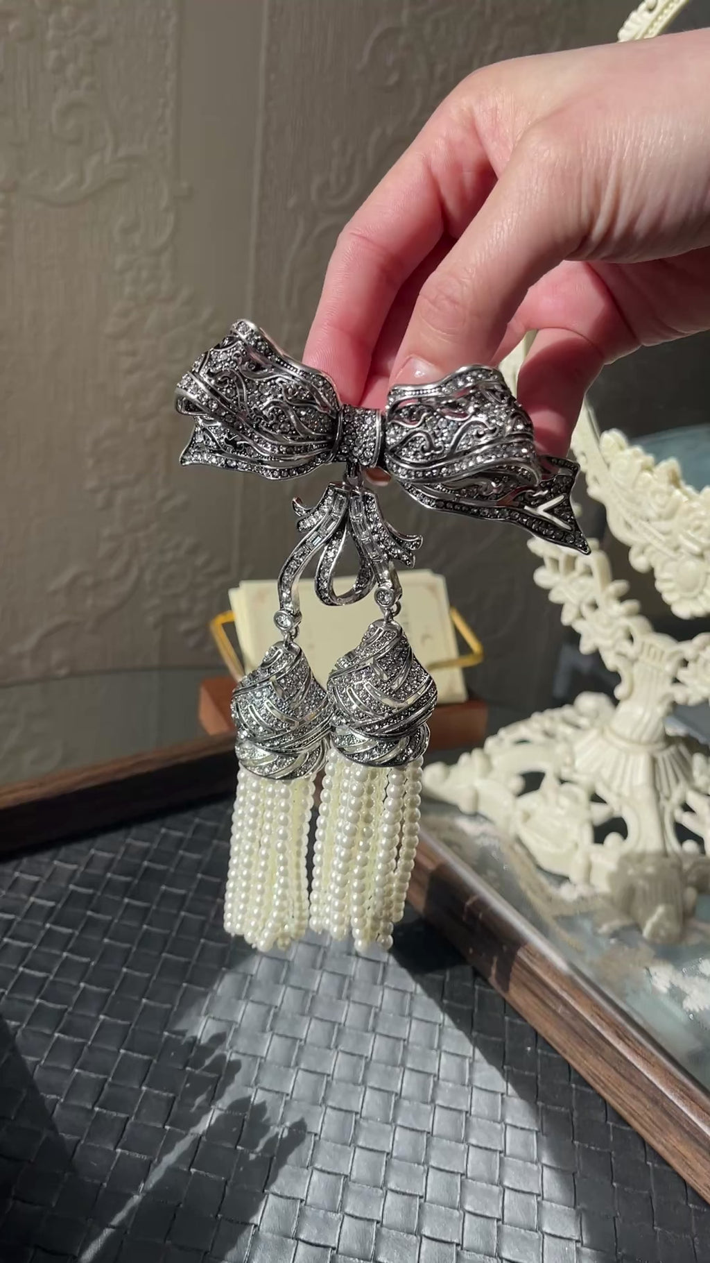 Vintage-inspired silver-tone bow brooch with glass pearl tassels, detail close-up – Ceroundmi